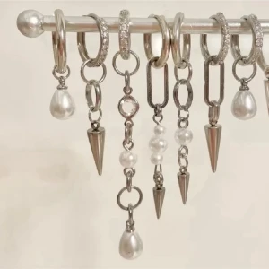 Örhängen  - Örhängen paketpris💓💓💓 få alla örhängen på bilden alltså 7 st för 290 kr, originalpris 440 kr. Först i kvarn