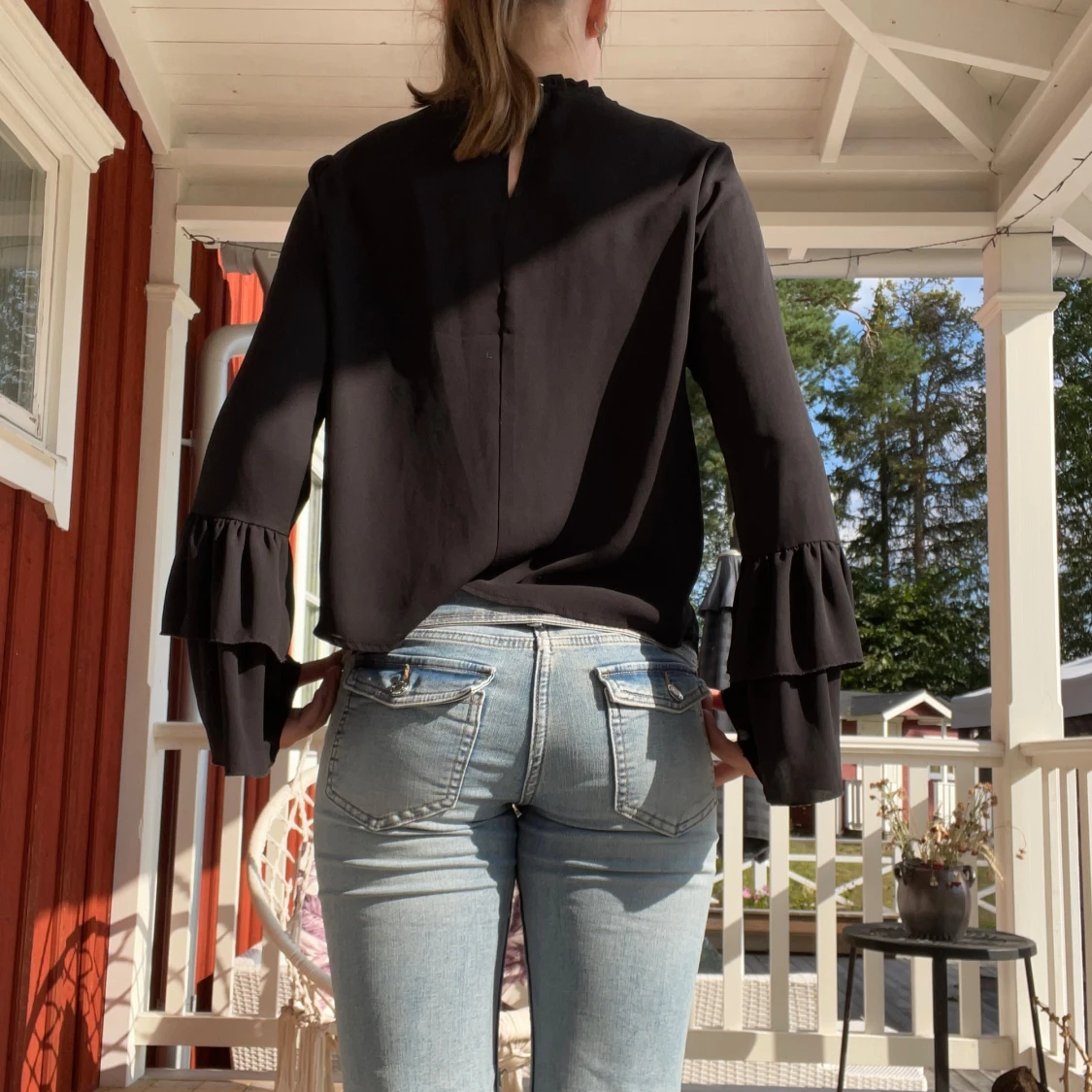 Svart volangblus från Gina Tricot - 1