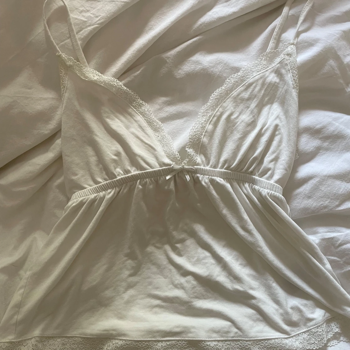 Vit linnetopp med spetsdetaljer