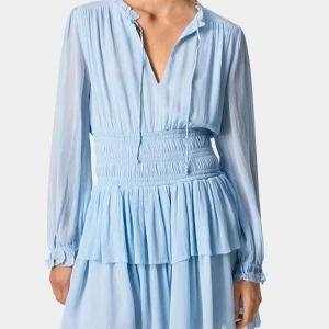 Ljusblå volangklänning med smock - Supersöt ljusblå kortklänning med volanger💗