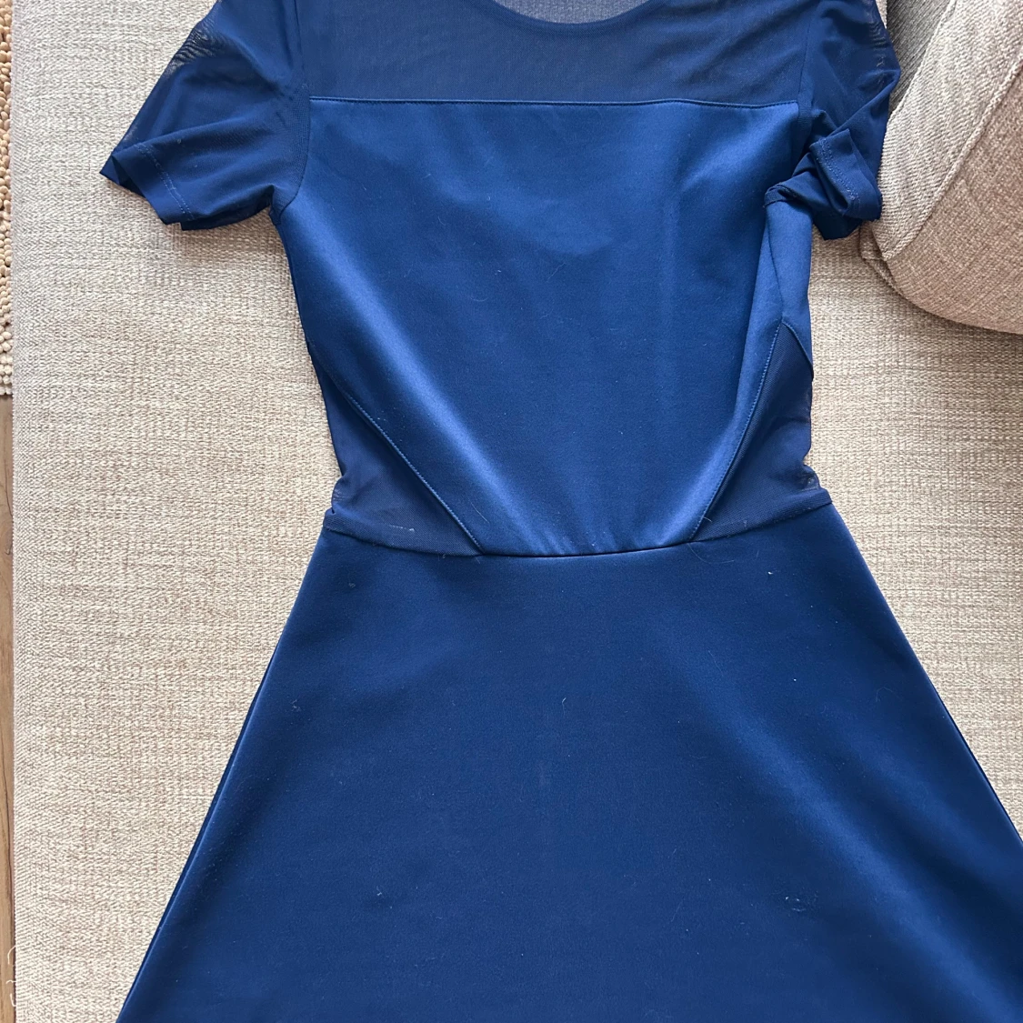 Mörkblå kortklänning med meshdetaljer - 3