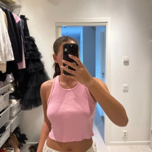 Rosa croppad linnetopp Brandy Melville - Säljer en ljusrosa croppad linnetopp från Brandy Melville. Den kommer inte till användning så därför säljer jag den! Är i jättebra skick🩷 Storleken är i onesize så den passar xs-m skulle jag säga