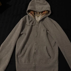 Äkta huvtröja Burberry - Äkta Burberry hoodie, ok skick, se bilder för slitage. Storlek XS. Passar en på 160-170cm 