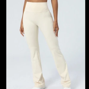 Högmidjade byxor - Snygga  byxor med hög midja och bootcut-stil. Perfekta för en stilren look. Tillverkade i ett mjukt och bekvämt material som ger en skön passform.