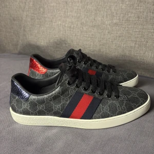 Gucci Sneakers  - Gucci sneakers köpta på Versestiere, skorna är i extremt bra skick nästintill nyskick och har använts i cirka fem användningsområden. Lappar finns somsagt kvar inuti skorn som syns på bild nummer tre och därav priset!