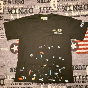 Svart t-shirt från Gallery Dept. - Säljer en Gallery dept T-shirt storlek är M passar mig jätte bra och jag är 178 priset kan diskuteras Bara hör av dig.