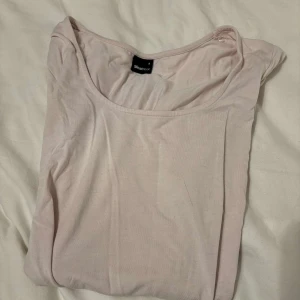 Långarmad ljus rosa tröja! - Ljus rosa tröja från gina tricot, använt 3 gånger, sitter tajt och har en öppning vid handleden.