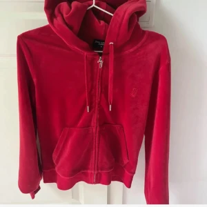 Röd hoodie från Juicy Couture - Säljer en snygg röd hoodie från Juicy Couture i storlek XL men funkar också som L