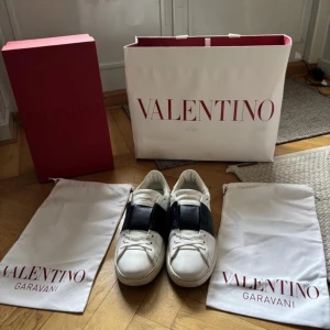 Valentino Opens - Säljer nu dessa sjukt snygga Valentino Opens, skorna är i toppskick och sjukt fina. Hör av er vid frågor;) Box och dustbags följer med. Skorna kostar 7300kr nypris och skicket är 9/10 BOX O DUSTBAG FÖLJER MED!!!