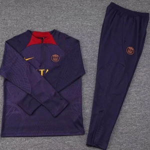 Psg tracksuit - Säljer ett snyggt mörkblått träningsset från Nike med långärmad tröja och matchande byxor. Tröjan har röda detaljer vid halsen och ett gult Nike-märke. Perfekt för träning eller avslappnad stil.