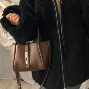 Brun handväska - Ett lång och ett kort band, aldrig använd 💓