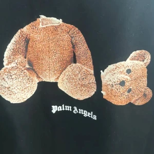 Svart t-shirt från Palm Angels - T-shirt från Palm Angels Använd en gång. T-shirten har en klassisk passform och rund hals. Tjockt tyg.