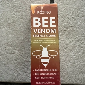 Bee Venom Essence Liquid från Rozino - Bee Venom Essence Liquid från Rozino är en multifunktionell essens som återfuktar och stramar upp huden. Innehåller bivaxextrakt för att mjukgöra och jämna ut hudens textur. Förpackningen innehåller 30 ml.
