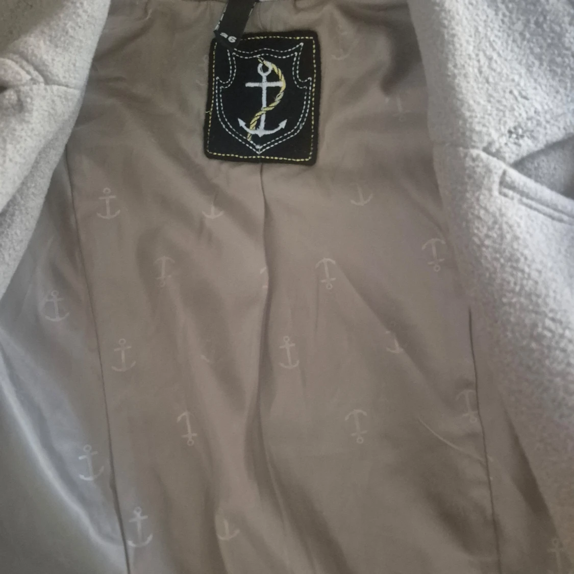 Beige kappa med ankardetalj - 1