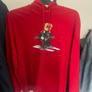 Ralph lauren hoodie - Säljer denna röda Ralph lauren hoodie jag köpte här på Plick för att den var för liten, storleken är L men jag skulle säga att den passar M bättre! Skriv vid frågor och funderingar!