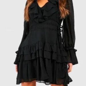 Svart klänning med volanger - Superfin klänning 