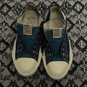 Blåa maison miharas - Replicas. Storlek 44. Priset kan diskuteras och bara skosnören är inkluderat så ingen låda tyvärr.