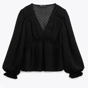 Svart blus från Zara - Jätte fin blus från Zara, knappt använd❤️Passar bra på mig som vanligtvis är en st s