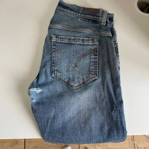 Dondup George  - Tjena, säljer mina Dondup Jeans i den trendiga modellen George. Jeansen har några defekter, slitage i grenen, men även hål vid hälarna. Nypris: 3200kr, hör av er vid minsta intresse//Vilmer 