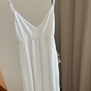 Vit klänning studentklänning  - Vit klänning, perfekt studentklänning öppen i ryggen går att knyta t önskad storlek och till en rosett! Aldrig använd 