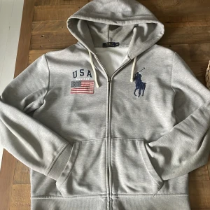 Ralph Lauren hoodie - Säljer denna riktigt feta Ralph Lauren big pony zip up hoodien i mycket fint skick, inga defekter! Hoodien är i herr M och passar någon runt 180-190cm, modellen på bilden är 184cm.  Nypris: runt 2200kr mitt pris: 899kr! Kontakta mig via funderingar!