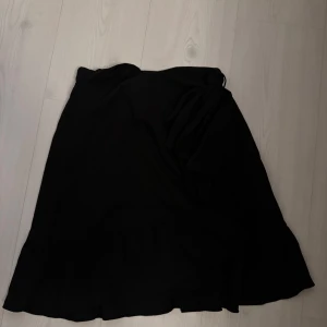 Svart kjol från Vero Moda - Snygg svart kjol från Vero Moda med knytband i midjan 💕