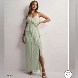 Ljusgrön balklänning med volang  - Jättesöt ljusgrön klänning med volang från Ginatricot köpt förra året, endast använd en gång så i väldigt bra skick 💗 Kom gärna privat för fler bilder 💗 Nypris: 600kr