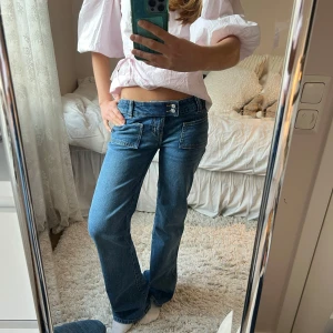 Utsvängda Jeans - Så snygga utsvängda jeans med låg midja och lite baggy🩵 vet inte märket tyvärr men de är i bra skick!! Passar xs-m
