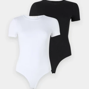 Svart och vit bodysuit från Weekday - Säljer två stilrena bodysuits från Weekday i svart och vitt. De har korta ärmar och en klassisk rund halsringning. Perfekta för att matcha med olika outfits. Passar både till vardag och mer uppklädda tillfällen. Den vita har jätte små hål på sidan, inget man lägger märke till när man har på sig den:) båda för 300, men 1 för 150. Ny pris 400!