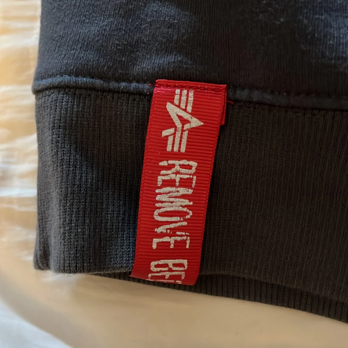 Mörkgrå sweatshirt från Alpha Industries - 2