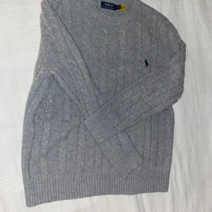 Grå stickad tröja från Ralph Lauren - Säljer en grå stickad tröja från Ralph Lauren. Använd några gånger men i nyskick, har storlek M egentligen men passade på mig bra. Kan gå ner i pris vid snabb affär. Dm vid frågor