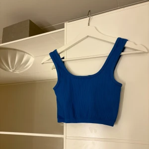 Blå ribbad linnetopp - Snygg blå ribbad linnetopp med breda axelband. Hör av er vid funderingar eller om ni vill ha bilder med hur plagget sitter på mig. Titta gärna in mina andra plagg!