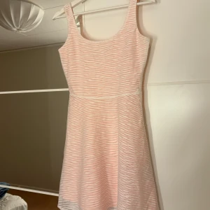 Rosa och vit randig klänning - Säljer en söt rosa och vit randig klänning med ärmlös design. Hör av er vid funderingar eller om ni vill ha bilder med hur plagget sitter på mig. Titta gärna in mina andra plagg!