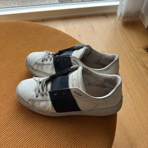 Valentino Garavani sneakers - Jag säljer nu mina valentino opens då dom inte kommer till användning. Bra skick men täcken på användning. Storlek 40 men passar även 41. Skriv om ni har frågor!