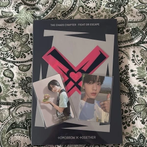 The Chaos Chapter: Fight or Escape - Säljer albumet 'The Chaos Chapter: Fight or Escape' av TOMORROW X TOGETHER. Inkluderar fotobok, affisch och fotokort med bandmedlemmarna samt cd:n och annat (se bilderna). Inga klistermärken har använts. Kontakta vid frågor!☺️