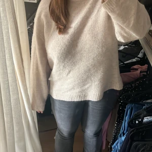 Grå jeansbyxor - Snygga grå jeansbyxor med en klassisk design. Trendiga bootcut jeansen från ginatricot.  Byxorna har en liten reva vid bakfickan !!!