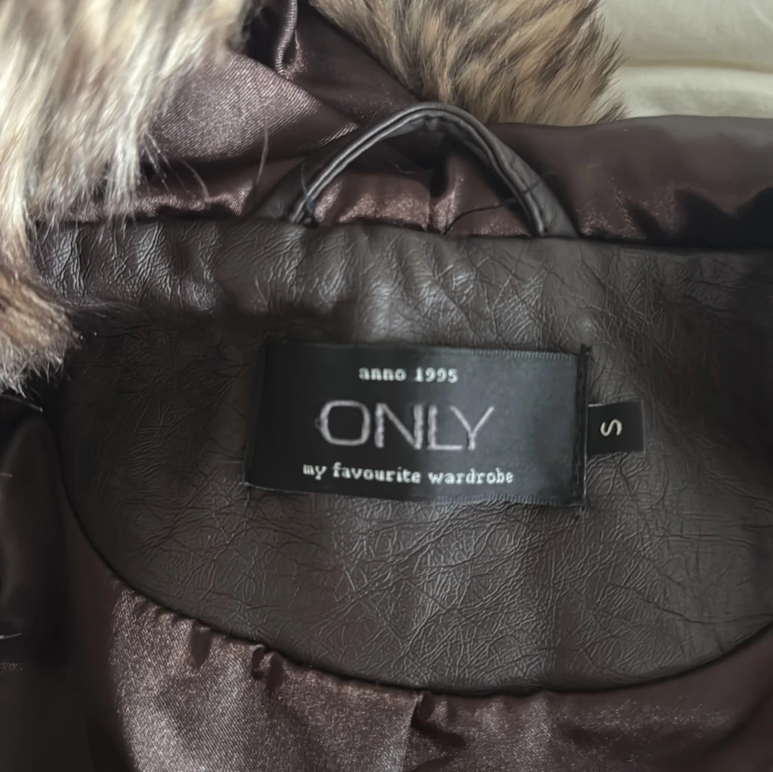 Brun pälsväst från ONLY - 2
