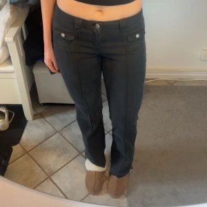 Svara byxor från hm  - Svarta byxor från hm normal passform. Jag är 180