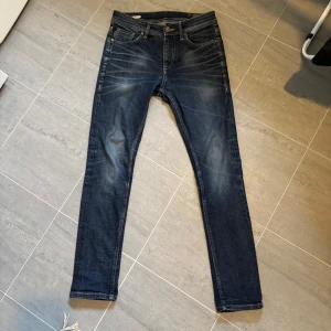 Jack&jones jeans - Säljer dessa sjukt snygga jack and Jones jeans med en snygg tvätt. skicket är bra men endast en defekt är att de är hål inuti ena fram fickan (bild kan fås). Storleken är 28/30 och modellen är Ben skinny fit men skulle säga att dom sitter slimfit. Priset kan diskuteras!