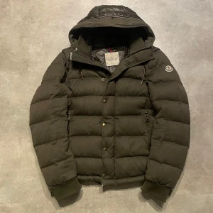 Moncler HEM Giubbotto Jacka - INTRESSEKOLL på denna helt sjuka Moncler jackan. Storlek 3 motsvarar M. Avtagbara armar så man kan ha den som väst också. Nypris på dessa ligger runt 18000kr. Väldigt unik och rare , svår att få tag på. Vid frågor är det bara att höra av dig ! Allt gott. Obs har några defekter som ligger gömda , syns alltså ej.