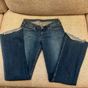 Lågmidjade g-star jeans - Säljer dessa super fina mörkblåa g-star jeans. De är i bra kvalité och sitter väldigt fint på!