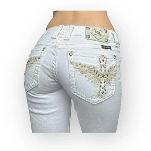 Bootcut Miss Me jeans - I am selling these vintage Miss Me jeans in a size 28 which fits an S. The pants are sewn to be flared therefore the model says it’s straight. Write to me for measurements or other details💞