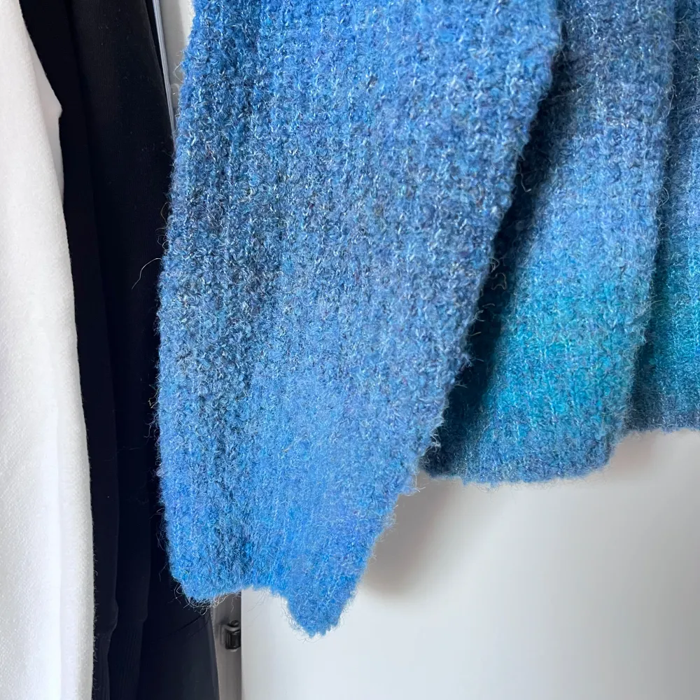 Säljer en mysig stickad tröja som har en melerad design i olika blå nyanser och är perfekt för kyligare dagar. Den har långa ärmar och en rund halsringning. Passar bra för både avslappnade och stilrena outfits. Aldrig använd. Stor i storleken!! Önskar du exakta mått? Tveka inte att höra av dig!. Neuletakit & Villapaidat.