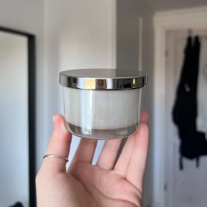 Glasburk med spegellock - Snygg och stilren glasburk med ett glänsande spegellock. Perfekt för att förvara smink, smycken eller andra småsaker. Enkel och modern design som passar in i alla rum. Önskar du veta exakta mått? Tveka inte att höra av dig! 🤍