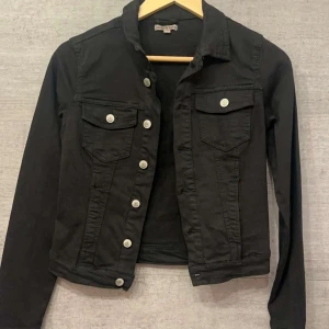 Svart jeansjacka från Sincerely Love - Snygg svart jeansjacka från Sincerely, HELT NY och inte alls använd!  