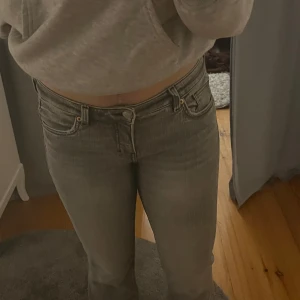 Grå jeansbyxor från Monki - Snygga grå jeansbyxor från Monki med en klassisk design. Byxorna har en rak passform och är tillverkade i ett slitstarkt denimtyg. Perfekta för en avslappnad stil. Användt dem en gång och dom var jätte sköna och allt men jag har bara inte diggat dem på min kropp. Känner mig ej ”bekväm” tror ni förstår:) men jättefina. Ställ frågor! Finns inga dumma ❤️ original pris : 499kr. Säljer för 350kr. Pris kan diskuteras ❤️❤️❤️ midjemått: 74,5cm. Innerbenslängd: 81cm❤️