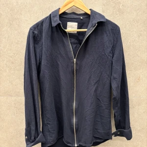 Mörkblå zip tröja - Snygg mörkblå zip tröja från Minimum. Skick 8/10 Tröjan är endast använda ett fåtal gånger | Storlek: M | Det är bara att skriva om ni har frågor eller funderingar!