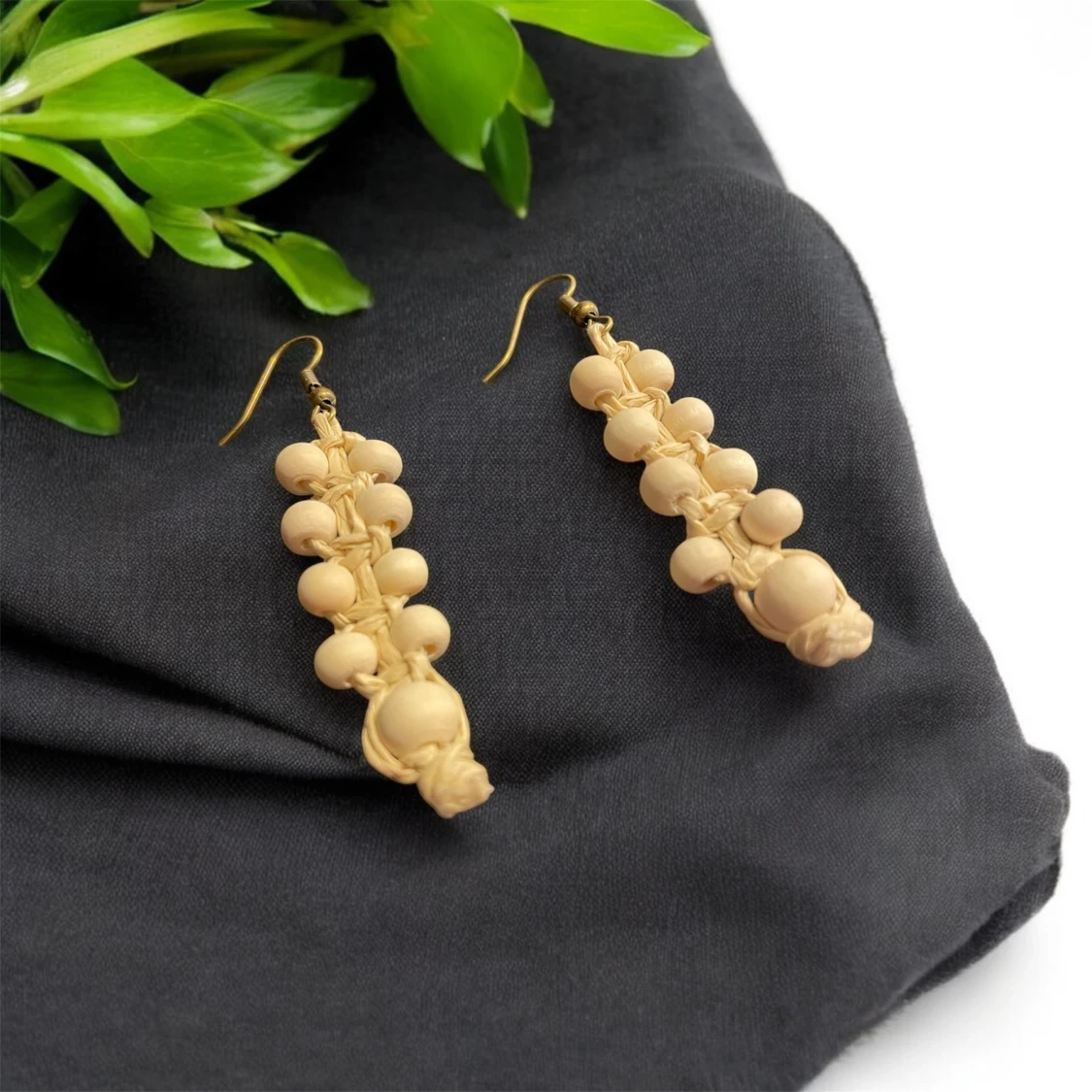 Beige örhängen med pärlor - 1