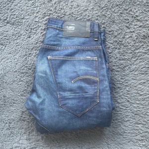 G Star RAW jeans - Snygga G Star RAW jeans i mycket bra skick. De är blå med klassisk femficksdesign och har en normal passform. Perfekta för en stilren look.