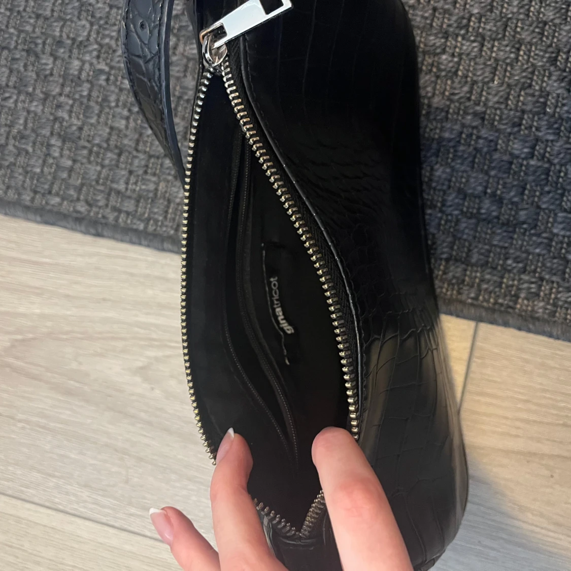 Svart axelväska med krokodilmönster - 1